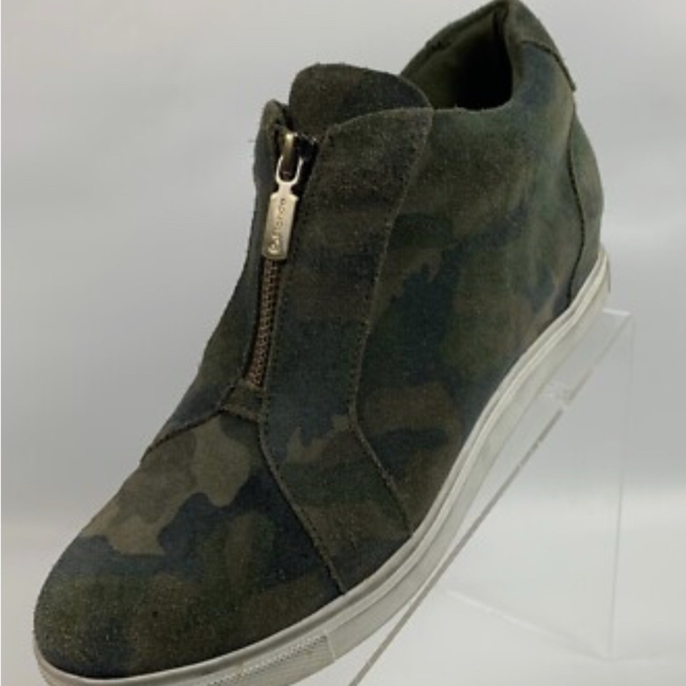 Blondo Glenda Sneaker Green Camo Suede Round Toe Zip Wedge Waterproof Size 7.5
